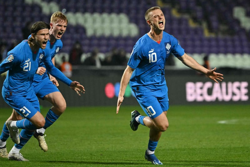 Iceland's forward #10 Albert Gudmundsson (R) celebrates his equalizing 1-1 goal during the UEFA EURO 2024 qualifier play-off semi-final football match Israel v Iceland at the Szusza Ferenc Stadium in Budapest, Hungary on March 21, 2024.  (Photo by Attila KISBENEDEK  /  AFP)