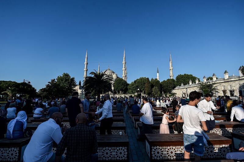 Muslim worshippers walk in front of the Blue mosque (Sultanahmet) after the Eid al-Fitr prayers on June 25, 2017 in Istanbul.
Eid al-Fitr festival marks the end of the holy Muslim fasting month of Ramadan during which devotees are required to abstain from food, drink and sex from dawn to dusk.  / AFP PHOTO / OZAN KOSE