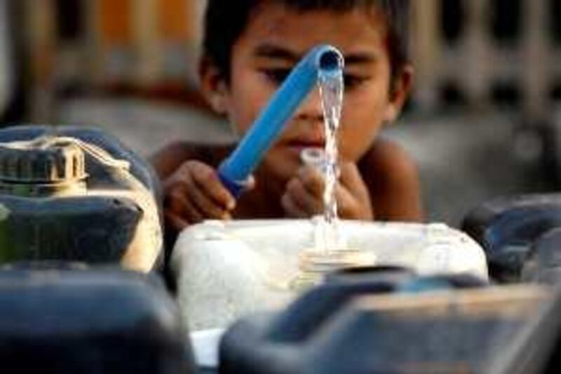 A Filipino boy fills water container in Manila on February 19, 2010.  The Philippines, in its farming industry, could lose about 433 million dollars this year due a drought caused by the El Nino atmospheric phenomenon. AFP PHOTO/NOEL CELIS *** Local Caption ***  899558-01-08.jpg *** Local Caption ***  899558-01-08.jpg