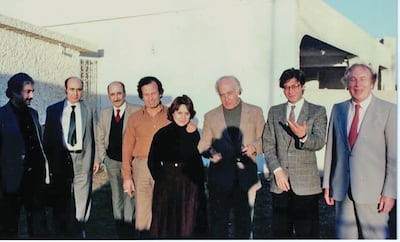 Muzaffar y Nasiri recibían con frecuencia a destacados artistas y poetas en su casa de Bagdad, como Mahmoud Darwish.  Esta reunión de 1986 tiene a Muzaffar y Nasiri en el centro.  Foto: Archivo de Arte Árabe Al Mawrid, Colección del Archivo Rafa Nasiri y May Muzaffar