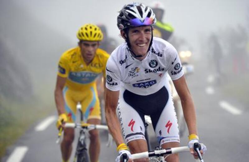 White jersey of Best Young, Luxembourg's Andy Schleck (R) climbs in the fog ahead of Yellow jersey of Overall leader, Spain's Alberto Contador, Col du Tourmalet pass before winning the 174 km and 17th stage of the 2010 Tour de France cycling rece run between Pau and the famous Col du Tourmalet pass in French Pyrenees on July 22, 2010.   AFP PHOTO POOL / LIONEL BONAVENTURE