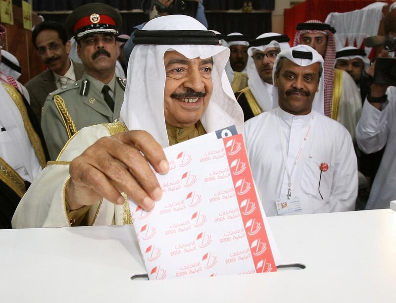 Bahrain's Prime Minister Sheikh Khalifa bin Salman al-khalifa casts his vote at a polling station in Manama, 25 November 2006. Bahrainis, including the Shiite-led opposition, flocked to elect their second post-reform parliament today. Some 295,000 voters are entitled to elect 39 MPs in an equivalent number of constituencies. There are a total of 207 candidates, including 17 women. AFP PHOTO/KARIM SAHIB (Photo by KARIM SAHIB / AFP)