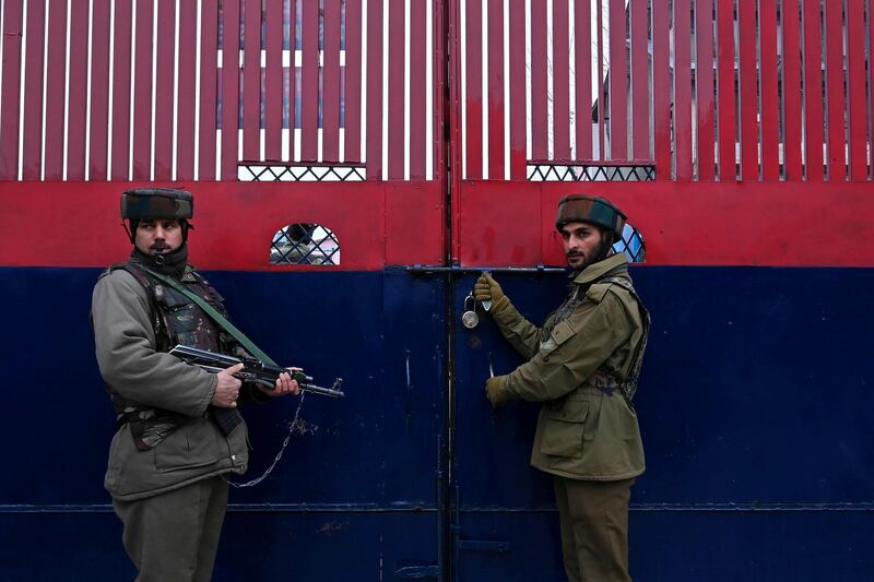 Policemen stand guard at a main gate of a police headquarter during a wreath laying ceremony of a slain colleague following a gun battle between suspected militants and government forces in Khrew, in Srinagar on January 22, 2020. / AFP / Tauseef MUSTAFA
