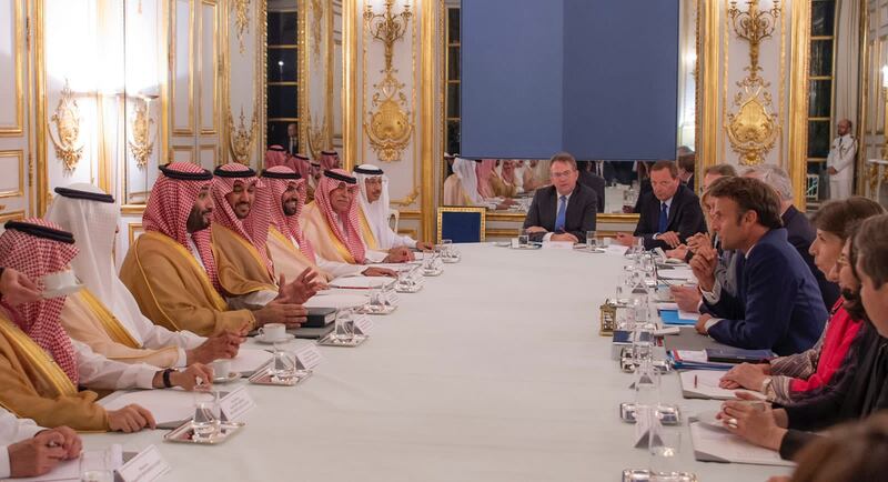 Prince Mohammed and Mr Macron hold a meeting accompanied by their delegations.