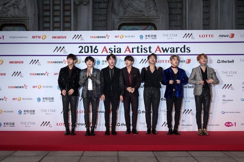 South Korean K-pop group 'BTS' pose on the red carpet of the '2016 Asia Artist Awards' in Seoul on November 16, 2016. - The Asia Artist Awards (AAA) aims to recognise excellent performance across Korean music and television dramas from around Asia. (Photo by Ed JONES / AFP)