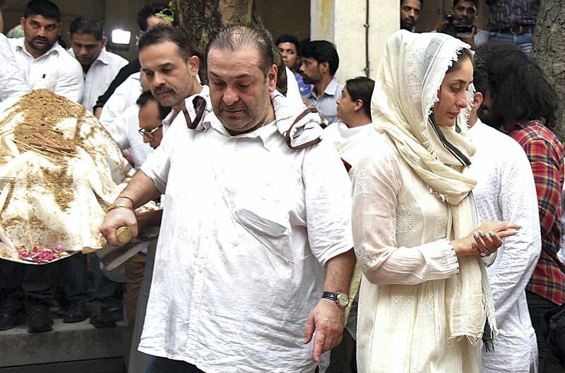 This photograph taken on October 1, 2018, shows Indian Bollywood actor Rajiv Kapoor (L) and actress and niece Kareena Kapoor Khan (R) attending the funeral of his mother and her grandmother Krishna Raj Kapoor, wife of late actor Raj Kapoor, in Mumbai. (Photo by Sujit Jaiswal / AFP)