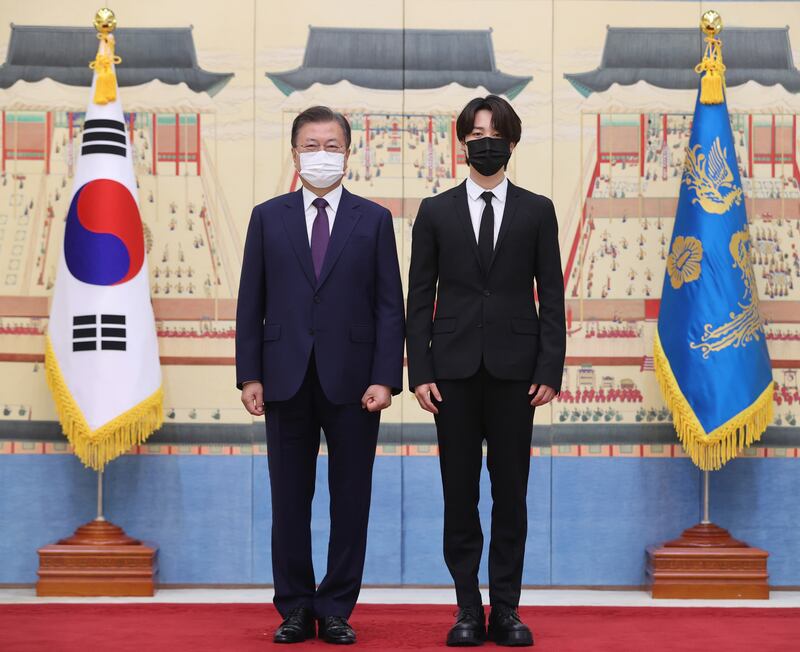 South Korean President Moon Jae-in poses with Jimin. EPA