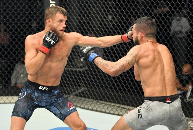 ABU DHABI, UNITED ARAB EMIRATES - JULY 16: (L-R) Calvin Kattar punches Dan Ige in their featherweight fight during the UFC Fight Night event inside Flash Forum on UFC Fight Island on July 16, 2020 in Yas Island, Abu Dhabi, United Arab Emirates. (Photo by Jeff Bottari/Zuffa LLC via Getty Images)