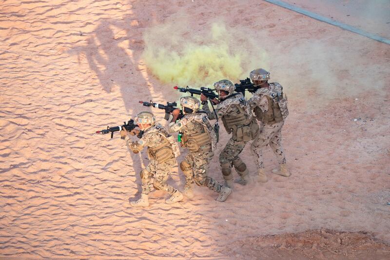 AL DHAFRA REGION, ABU DHABI, UNITED ARAB EMIRATES - June 26, 2019: Members of the UAE Armed Forces and the Jordanian Armed Forces participate in the joint military drill, Titled ‘Bonds of Strength’, at Al Hamra Camp.

( Rashed Al Mansoori / Ministry of Presidential Affairs )
---