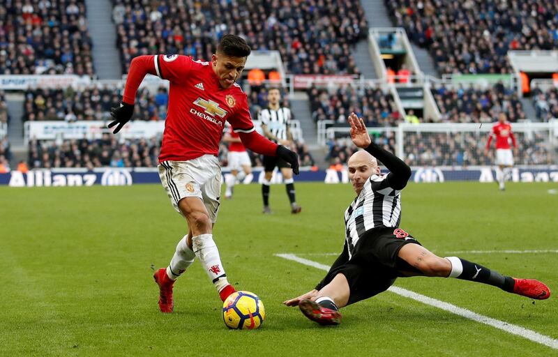 Soccer Football - Premier League - Newcastle United vs Manchester United - St James' Park, Newcastle, Britain - February 11, 2018   Newcastle United's Jonjo Shelvey in action with Manchester United’s Alexis Sanchez    Action Images via Reuters/Carl Recine    EDITORIAL USE ONLY. No use with unauthorized audio, video, data, fixture lists, club/league logos or "live" services. Online in-match use limited to 75 images, no video emulation. No use in betting, games or single club/league/player publications.  Please contact your account representative for further details.     TPX IMAGES OF THE DAY