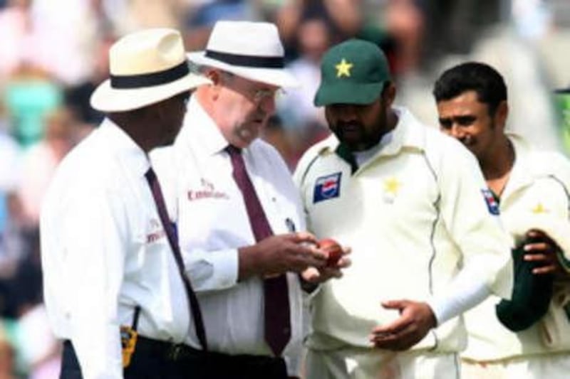 The umpires Darrell Hair, centre, and Billy Doctrove, left, felt the ball was tampered with, which led to the angry Pakistan skipper Inzamam -ul-Haq refusing to take the field in the next session.