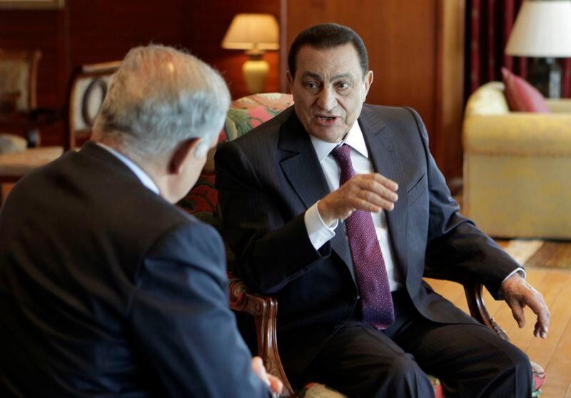 Israeli Prime Minister Benjamin Netanyahu, left, meets with Egyptian President Hosni Mubarak, right, in Sharm el-Sheik, Egypt, Monday, May 11, 2009. (AP Photo/Ben Curtis)