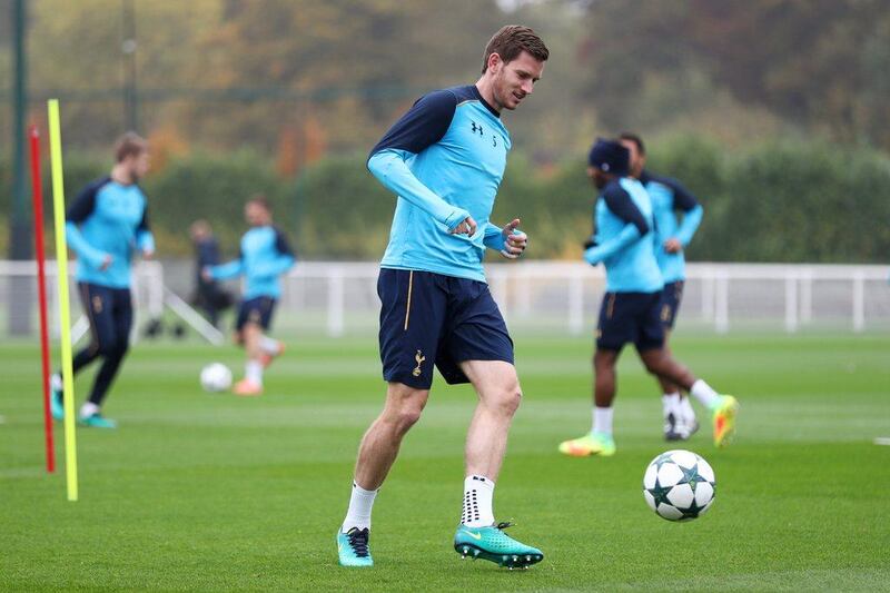 Tottenham’s Jan Vertonghen passes the ball during training. Clive Rose / Getty Images