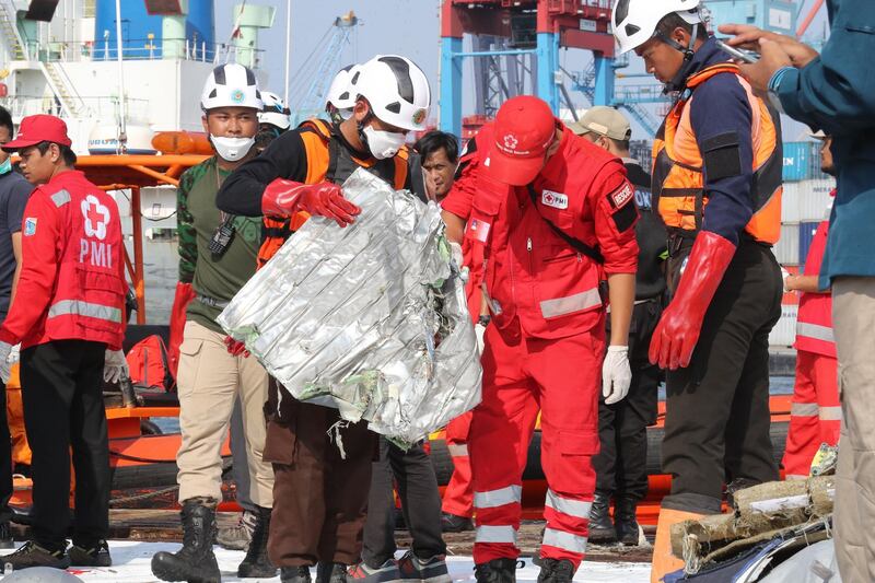 epa07128631 Indonesian rescue team members collecting the remains of the crashed plane at Tanjung Priok Harbour, Indonesia, 29 October 2018. According to media reports on 29 October 2018, Lion Air flight JT-610 lost contact with air traffic controllers soon after takeoff then crashed into the sea. The flight was en route to Pangkal Pinang, and reportedly had 189 people onboard.  EPA/BAGUS INDAHONO