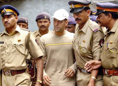 Bombay police officials escort Bollywood star Salman Khan (C) to court in Bombay 21 October 2002. Khan, who is currently in custody for alleged drunk driving leading to the death of a homeless man, was remanded for further custody by the court until 31 October. AFP PHOTO/Sebastian D'SOUZA (Photo by SEBASTIAN D'SOUZA / AFP)