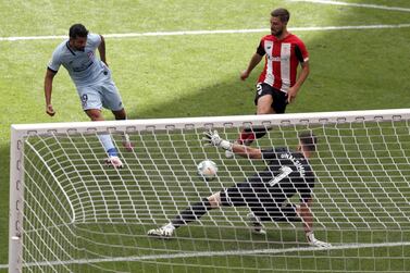 epa08484820 Atletico Madrid's forward Diego Costa (L) scores the equalizer against Athletic Bilbao's goalkeeper Unai Simon (R) during the LaLiga soccer match between Athletic Bilbao and Atletico Madrid, in Bilbao, Basque Country, northern Spain, 14 June 2020. EPA/Luis Tejido