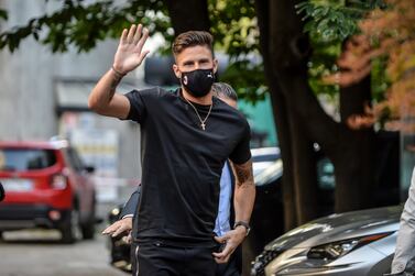 El artillero francés Olivier Giroud, quien acaba de firmar con el Milan, arriba a un centro médico en Milán, Italia, 16 de julio de 2021.  (Claudio Furlan / LaPresse via AP)
