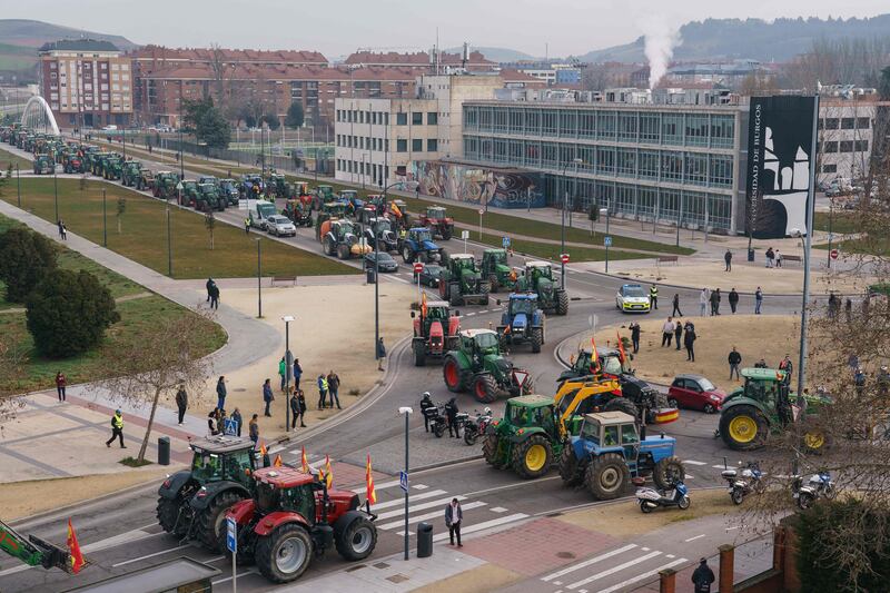 Spanish farmers drive their tractors during a protest in demand of fair conditions for the agricultural sector, in Burgos, northern Spain.  Thousands of farmers began demonstrating at dawn in different regions of Spain, blocking several roads with tractors to protest against European agricultural policy and denounce the precariousness reigning in the sector.  AFP