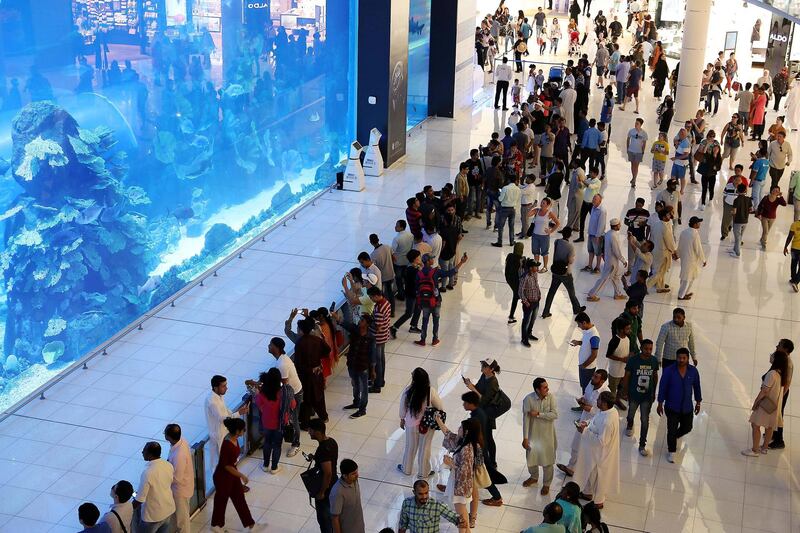 
DUBAI , UNITED ARAB EMIRATES , JUNE 16 – 2018 :- People enjoying with family and friends near the Dubai Aquarium on Eid Al Fitr holiday at Dubai Mall in Dubai.  ( Pawan Singh / The National )  For News. Story by Patrick
