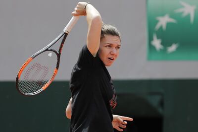 Romania's Simona Halep returns the ball during a training session in Paris on May 24, 2018, ahead of The Roland Garros 2018 French Open tennis tournament. / AFP / Thomas SAMSON
