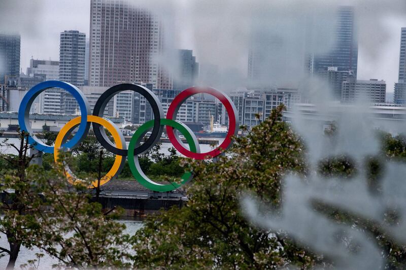 A general view shows the Olympic Rings at Odaiba waterfront in Tokyo on April 20, 2020. A Japanese expert who has criticised the country's response to the coronavirus warned on April 20 that he is "pessimistic" that the postponed Olympics can be held even in 2021. / AFP / Philip FONG
