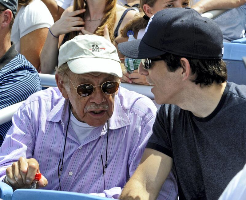 Comedians Jerry and Ben Stiller (R) talk during the New York Yankees MLB American League baseball game against the Kansas City Royals at Yankee Stadium in New York, August 17, 2008. REUTERS/Ray Stubblebine (UNITED STATES)