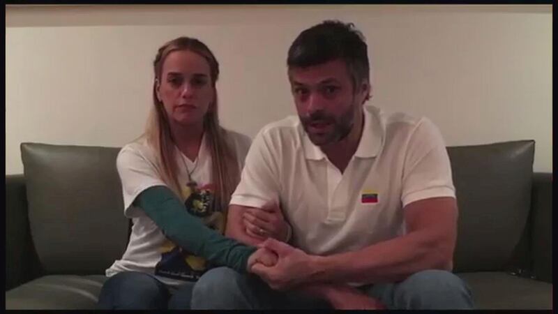 FILE PHOTO: A still image taken from a video released on August 1, 2017 shows opposition leader Leopoldo Lopez and his wife Lilian Tintori talking in their house in Caracas, Venezuela on July 17, 2017.  Lilian Tintori Prensa/Handout via REUTERS/File Photo    ATTENTION EDITORS - THIS IMAGE WAS PROVIDED BY A THIRD PARTY. NO SALES. NO ARCHIVES.