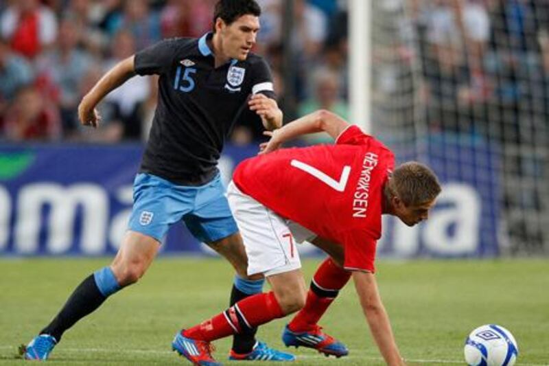 England's Gareth Barry (L) challenges Norway's Markus Henriksen during their international friendly soccer match at the Ullevaal Stadium in Oslo, May 26, 2012. REUTERS/Darren Staples (NORWAY - Tags: SPORT SOCCER)