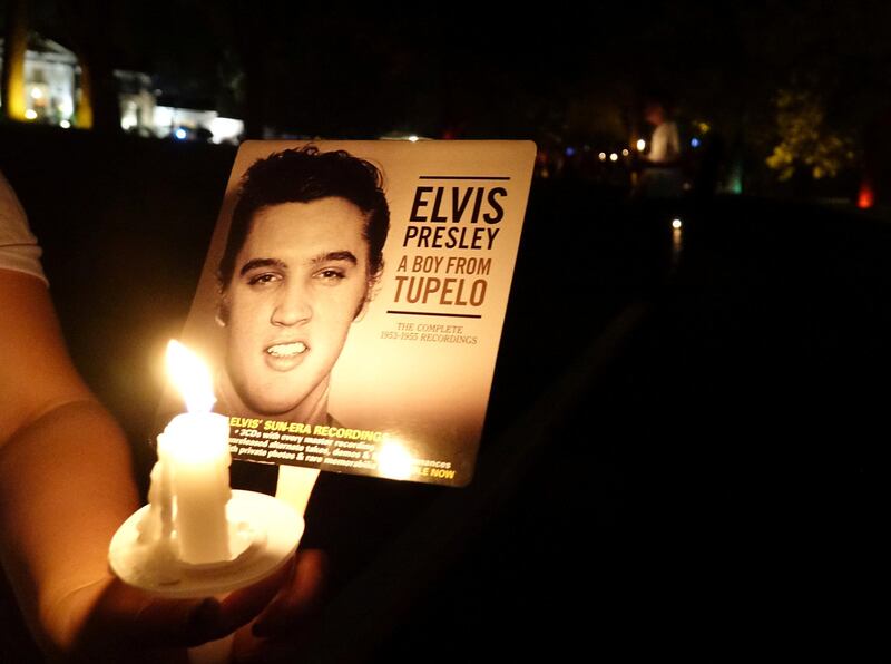 Mourners gather to commemorate the 40th anniversary of the death of singer Elvis Presley at his former home of Graceland, in Memphis, Tennessee, U.S. August 15, 2017. REUTERS/Karen Pulfer Focht FOR EDITORIAL USE ONLY. NO RESALES. NO ARCHIVES.