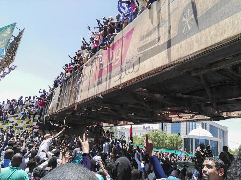 Sudanese protesters rally in front of the military headquarters in the capital Khartoum on April 8, 2019. - Sudan's army deployed around its Khartoum headquarters Monday as thousands of protesters urging the military to join calls for leader Omar al-Bashir's resignation defied tear gas to demonstrate for a third day, witnesses said. (Photo by - / AFP)