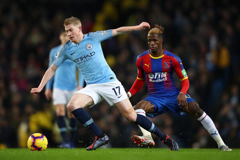 MANCHESTER, ENGLAND - DECEMBER 22: Kevin De Bruyne of Manchester City is challenged by Wilfried Zaha of Crystal Palace during the Premier League match between Manchester City and Crystal Palace at Etihad Stadium on December 22, 2018 in Manchester, United Kingdom.  (Photo by Clive Brunskill/Getty Images)