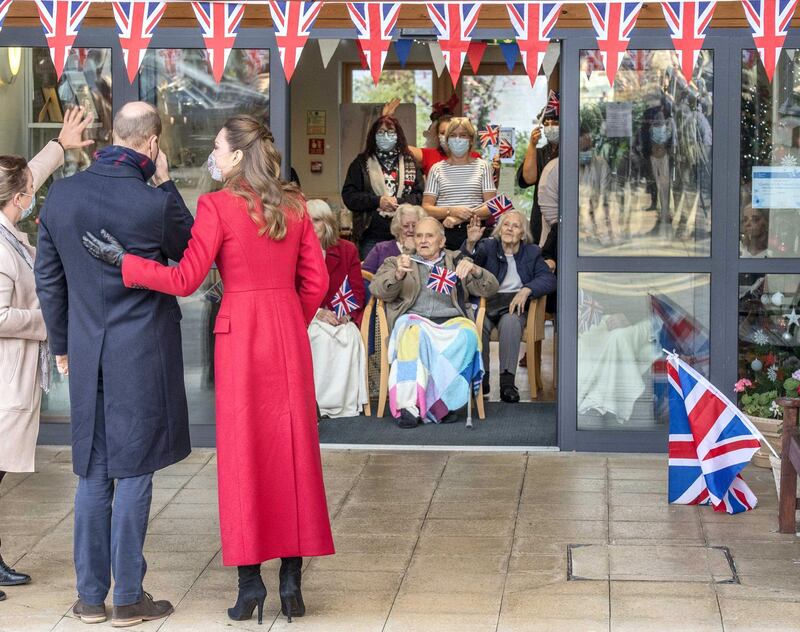 BATH, UNITED KINGDOM - DECEMBER 08: Prince William, Duke of Cambridge and Catherine, Duchess of Cambridge on a visit to Cleve Court Care Home on December 8, 2020 in Bath, England. The royal couple paid tribute to the efforts of care home staff throughout the COVID-19 pandemic, during the final day of engagements on their tour of the UK. During their trip, their Royal Highnesses have paid tribute to individuals, organisations and initiatives across the country that have gone above and beyond to support their local communities this year. (Photo by Paul Grover - WPA Pool/Getty Images)