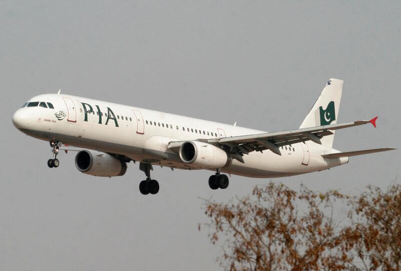 FILE PHOTO: A Pakistan International Airlines (PIA) plane prepares to land at Islamabad airport in Islamabad February 24, 2007. REUTERS/Faisal Mahmood/File Photo