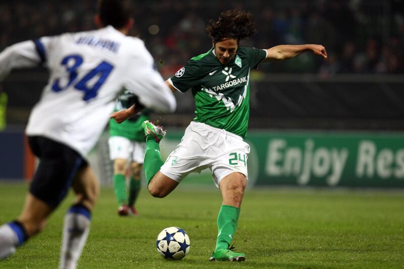 BREMEN, GERMANY - DECEMBER 07:  Claudio Pizarro of Bremen scores his team's 3rd goal during the UEFA Champions League group A match between SV Werder Bremen and Internazionale Milano at Weser Stadium on December 7, 2010 in Bremen, Germany.  (Photo by Martin Rose/Bongarts/Getty Images)