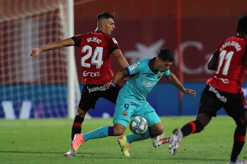 Luis Suarez (C) in action against Mallorca´s Martin Valjent (L). EPA