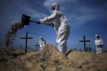 TOPSHOT - Activists from the Brazilian NGO Rio de Paz (Peace Rio), dig 100 mock graves on Copacabana beach symbolizing deaths from the COVID-19 coronavirus in Rio de Janeiro, Brazil, on June 11, 2020, to protest against Brazil's "bad governance" of the pandemic. / AFP / CARL DE SOUZA