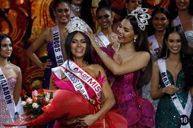 Miss Philippines 2019 (Binibining Pilipinas) winner Gazini Ganados (L) receives her crown from reigning Miss Universe 2018 Catriona Gray. EPA/ROLEX DELA PENA