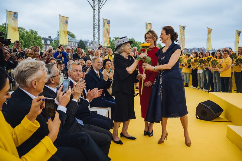On June 2, the Van Gogh Museum in Amsterdam celebrated its 50th anniversary with the Sunflower Art Festival on Museumplein. Museum director Emilie Gordenker presented Princess Beatrix with a sunflower. Photo: Jelle Draper