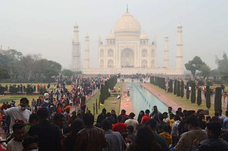 Vistors throng as they visit the Taj Mahal amid the Covid-19 coronavirus pandemic in Agra on January 2, 2021. / AFP / Pawan SHARMA
