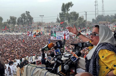 Former Pakistani prime minister Benazir Bhutto addresses the crowd during an election campaign meeting in Larkana, 23 December 2007. After one of the bloodiest attacks in Pakistan in memory, opponents of President Pervez Musharraf hit the campaign trail 23 December with just two weeks to go before pivotal elections for parliament.  AFP PHOTO/Asif HASSAN (Photo by ASIF HASSAN / AFP)