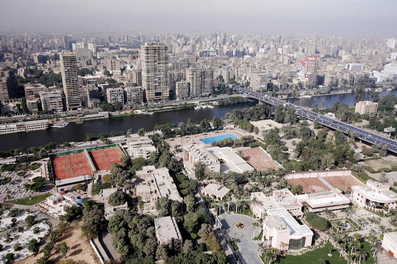 epa04480497 A general view of residential and commercial high-rise buildings in El Dokki district, Giza governate (background), the 6 October bridge (R) and training facilities of Al-Ahly Sporting Club on Gezira Island, Cairo (foreground), in Egypt, 07 November 2014.  EPA/BEN WENZ *** Local Caption *** 51653493