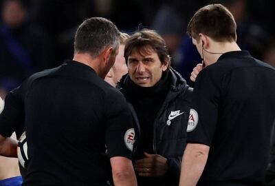 Soccer Football - FA Cup Fifth Round - Chelsea vs Hull City - Stamford Bridge, London, Britain - February 16, 2018   Chelsea manager Antonio Conte talks with the referee Andre Marriner and match officials after the match   REUTERS/Eddie Keogh