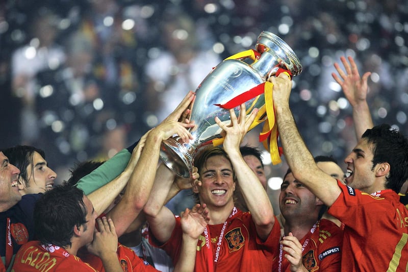 VIENNA, AUSTRIA - JUNE 29:  Fernando Torres of Spain lifts the trophy with teammates after winning against Germany in the UEFA EURO 2008 Final match between Germany and Spain at Ernst Happel Stadion on June 29, 2008 in Vienna, Austria.  (Photo by Shaun Botterill/Getty Images)