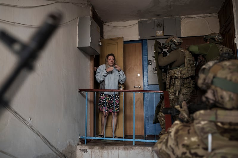 Security Service of Ukraine servicemen enter a building during an operation to arrest suspected Russian collaborators in Kharkiv in April 2022