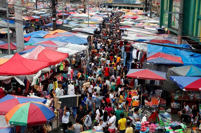 FILE PHOTO - People shop at a street market in Divisoria, Manila, Philippines, December 29, 2017.       REUTERS/Erik De Castro/File Photo