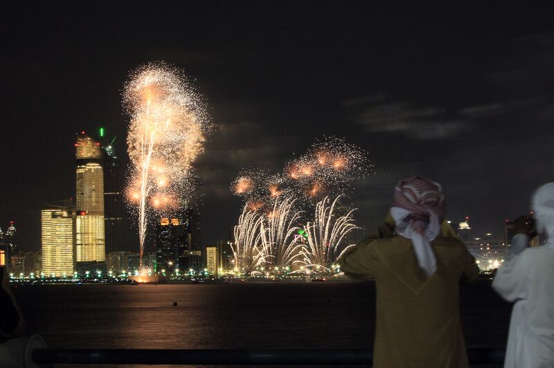 ABU DHABI - UNITED ARAB EMIRATES - 02DEC2012 - People watching the fireworks displayed on Abu Dhabi Corniche to celebrate the 41st UAE National Day yesterday. Ravindranath K / The National 