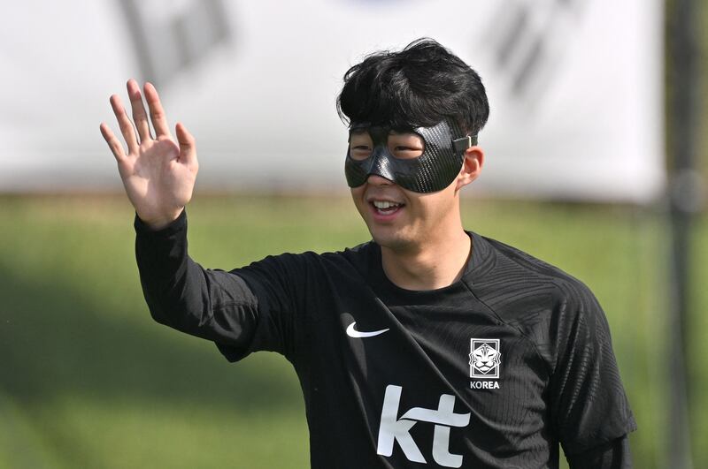 South Korea's midfielder Son Heung-min waves during a training session at Al Egla Training Site 5 in Doha on November 19, 2022, ahead of the Qatar 2022 World Cup football tournament.  (Photo by Jung Yeon-je  /  AFP)