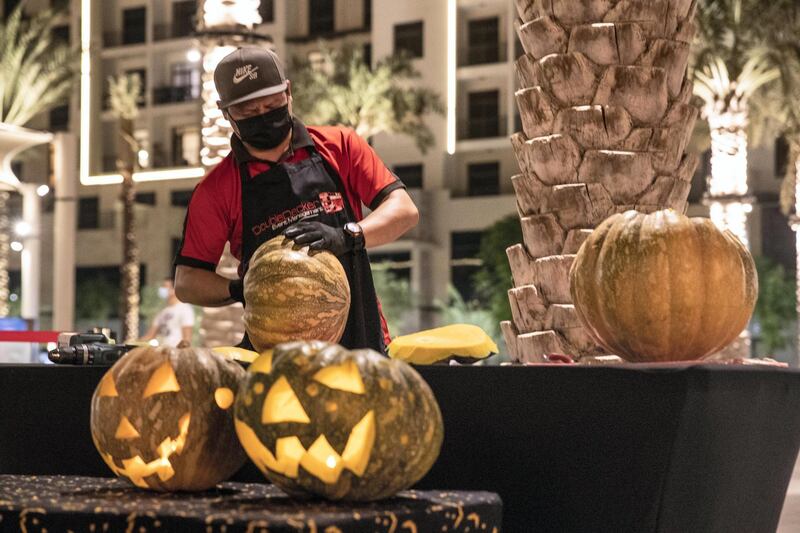 DUBAI UNITED ARAB EMIRATES. 29 OCTOBER 2020. Visitors to the Town Square Halloween event wear face masks to curb the spread of Covid-19. (Photo: Antonie Robertson/The National) Journalist: STANDALONE. Section: National.
