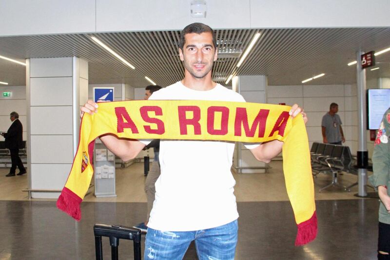 epa07812202 New AS Roma's player  Henrikh Mkhitaryan poses for photographers upon his arrival in Rome at Leonardo Da Vinci Rome airport in Fiumicino, Italy, 02 September 2019.  EPA/-