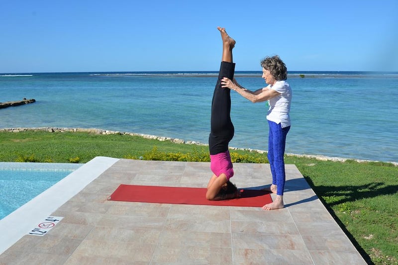 Tao Porchon-Lynch teaches Shoulder Stand in Montego Bay, Jamaica. Photo by Teresa Kay-Aba Kennedy